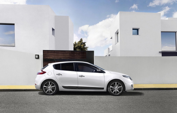 Белоснежный Рено Меган Купе