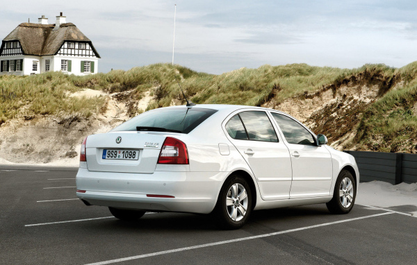 Skoda Octavia на парковке