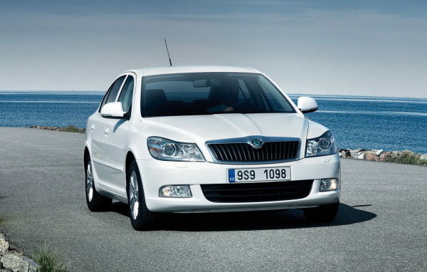 Шкода Октавия двигаясь вдоль воды
