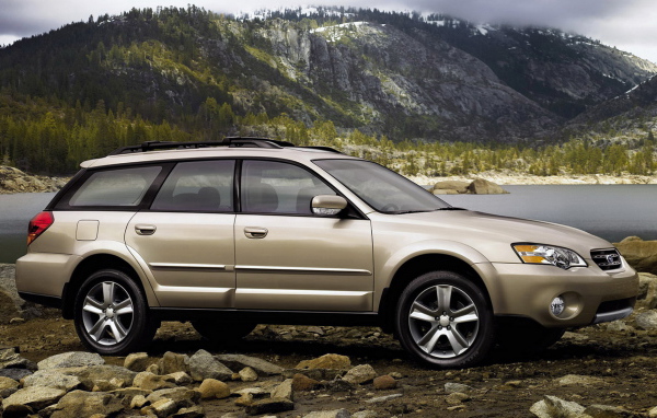 Subaru Outback около реки