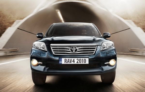 Тойота РАВ 4 выезжая из туннеля