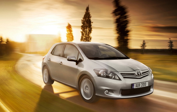 Тойота Аурис по дороге в пригороде