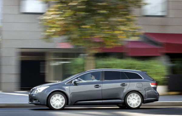 Тойота Авенсис двигаясь по улице