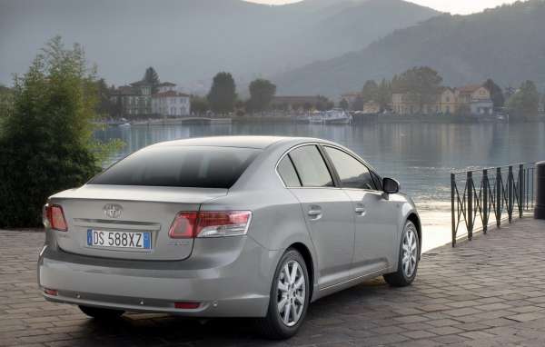 Тойота Авенсис на берегу реки