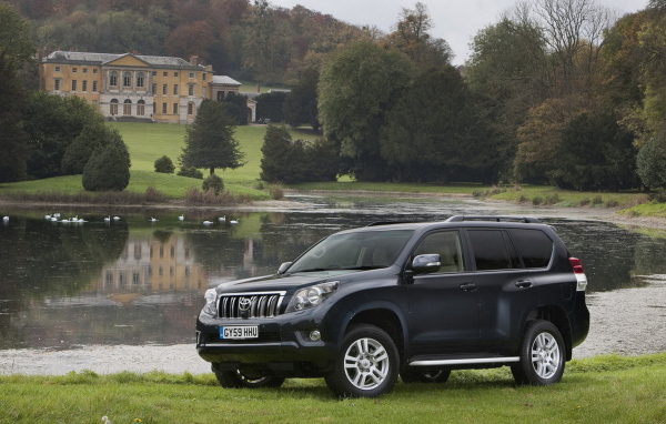 Тойота Ленд Крузер в саду