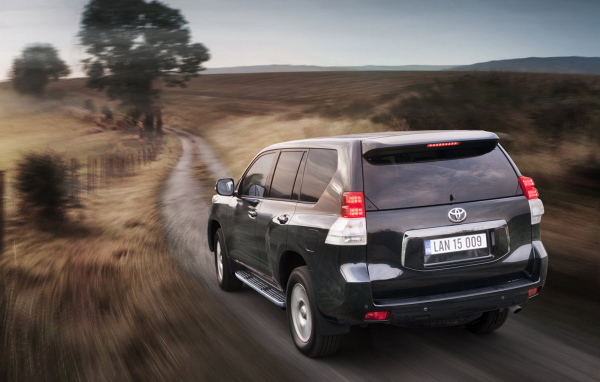 Тойота Ленд Крузер  уходя в даль