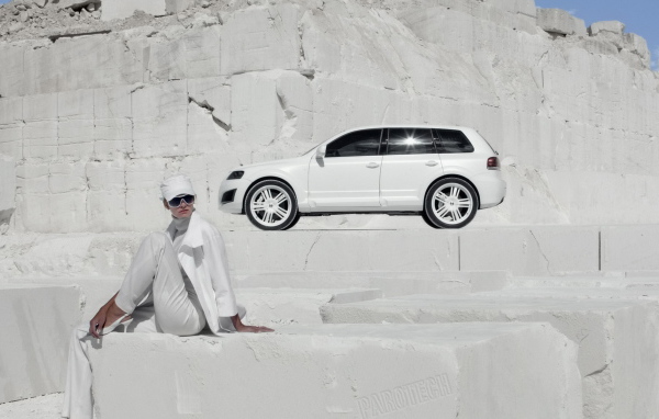 Parotech Sony Volkswagen Touareg среди каменных утесов