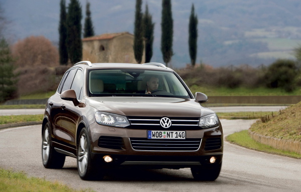 Volkswagen Touareg в пригороде