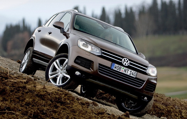 Волксваген Таурег штурмуя бездорожье