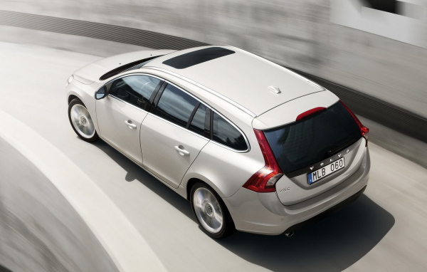 Вольво В60 - автомобиль в движении