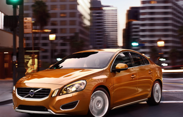 Volvo S60 среди улиц города