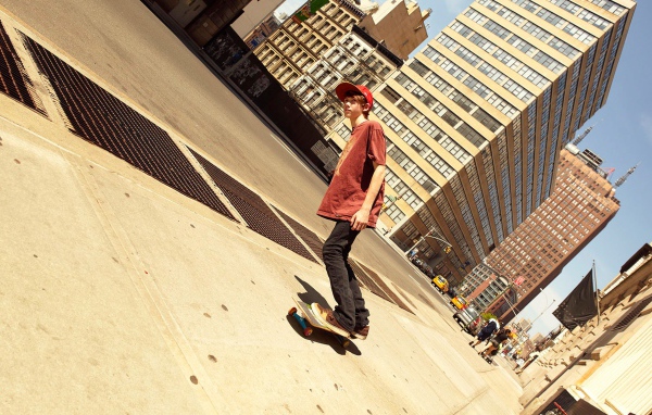 Уличный скейтер