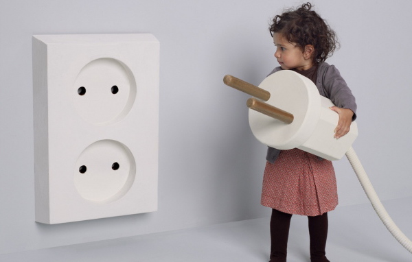 Девочка и розетка