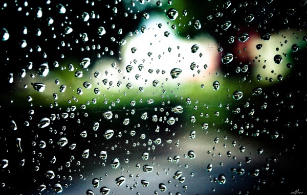 Дождевые капли на стекле