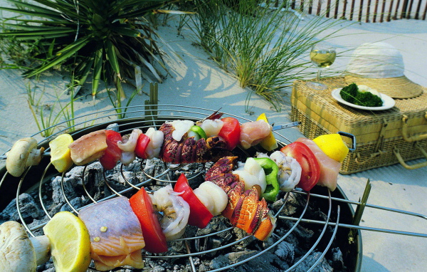 Овощи, рыба и мысо в процессе приготовления