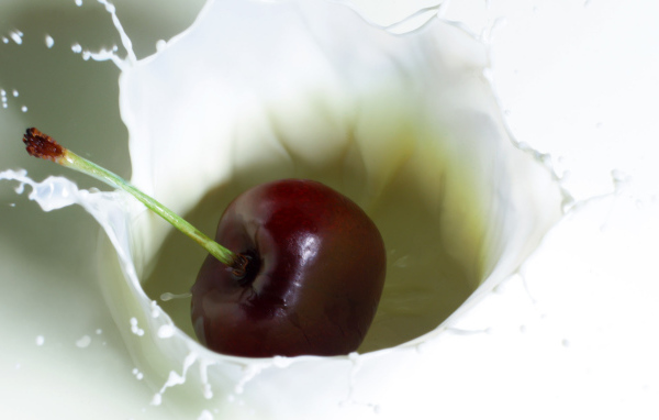 Вишня и молоко