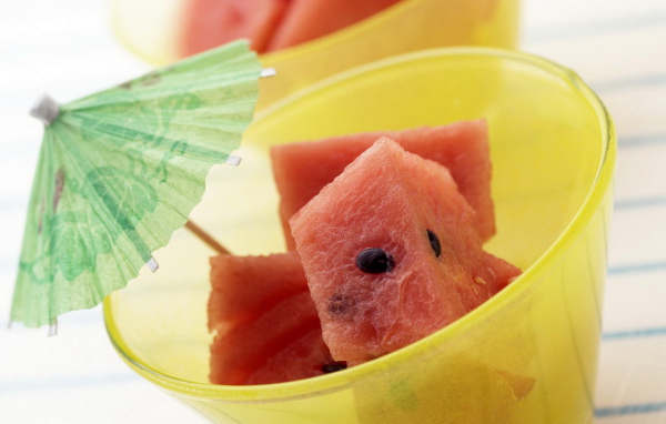 Арбуз под зонтиком