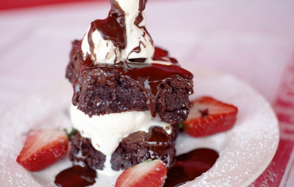 Шоколадно-клубничный десерт