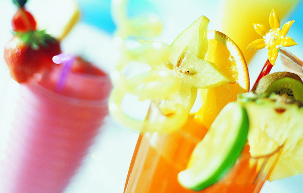 Коктейли с кусочками фруктов