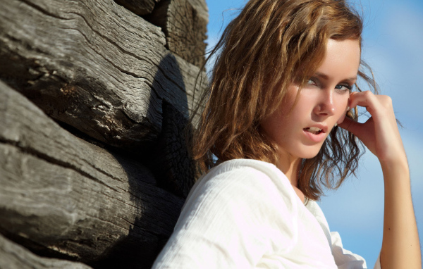 Девушка около сруба