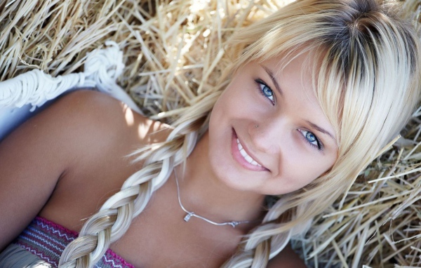 Девочка с косичками