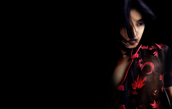 Красивая девушка в темноте