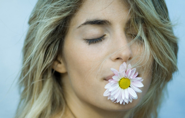 Девушка с цветком во рту