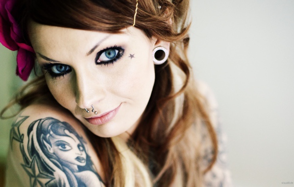 Девушка с тату и пирсингом