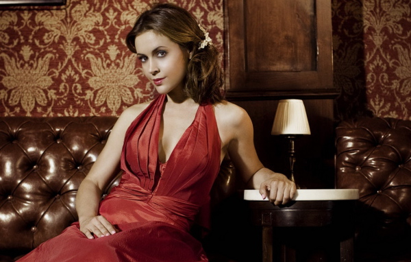 Алисса Милано на диване