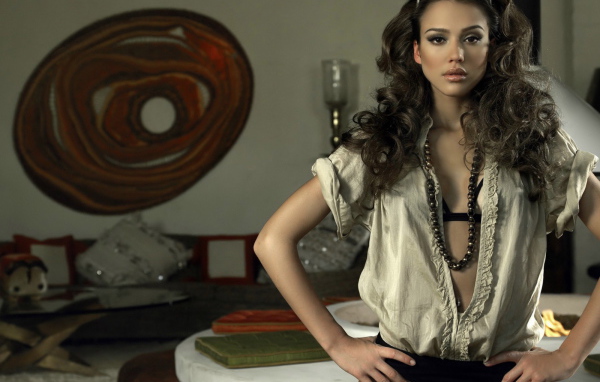 Джессика Альба в комнате