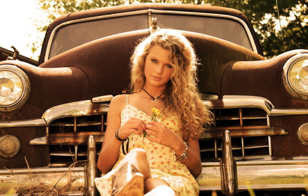 Тэйлор Свифт прижавшись к машине