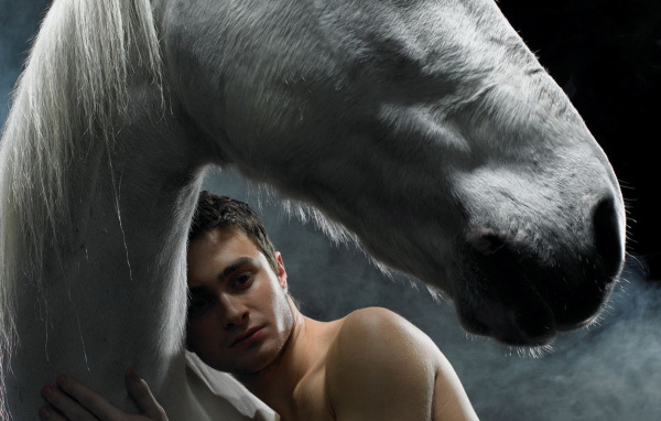 Даниэль Редклифф прижавшись к лошади