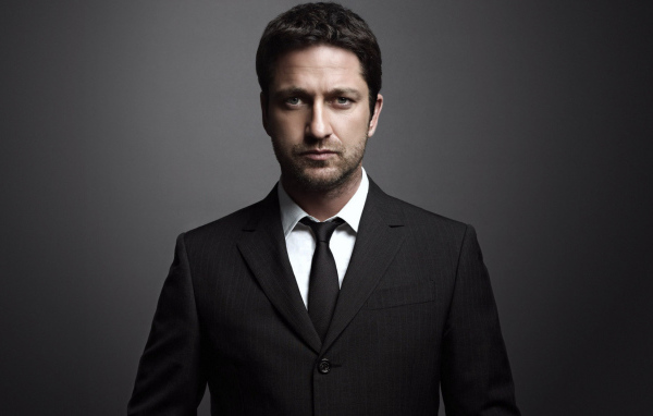 Джерард Батлер в костюме