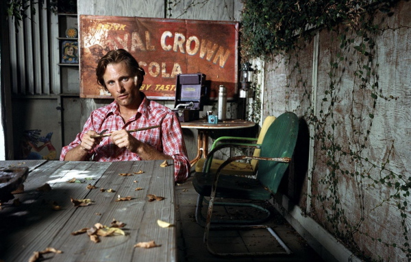 Вигго Мортенсен на летней веранде