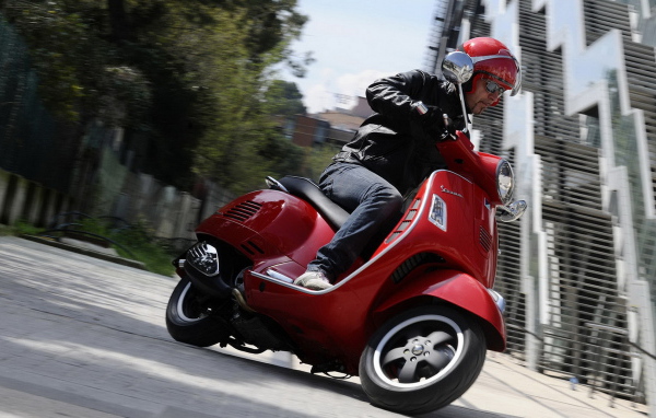 Vespa GTS 125 Super в красном цвете