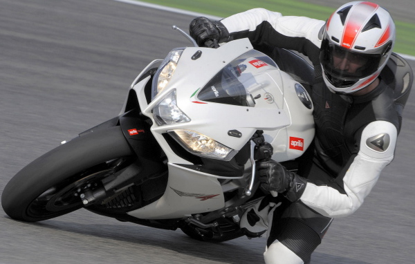 Aprilia RSV4 R на повороте