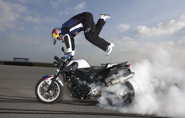 БМВ Ф 800 выписывая трюки