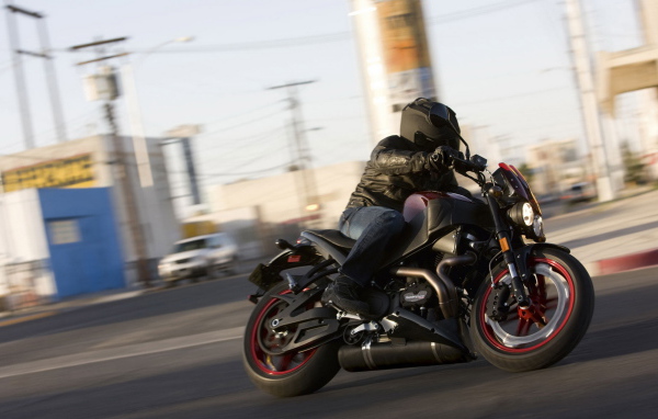 Булл XB12Scg движение по городу