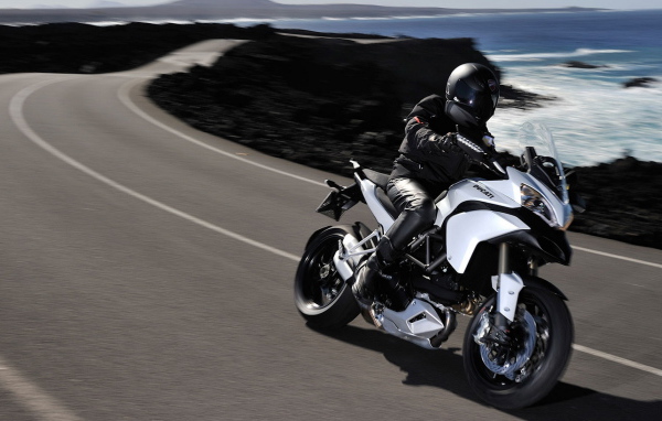 Дукати Мултистрада 1200С движение вдоль побережья