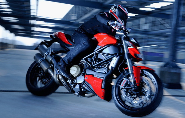 Ducati Streetfigtherx выезжая с парковки