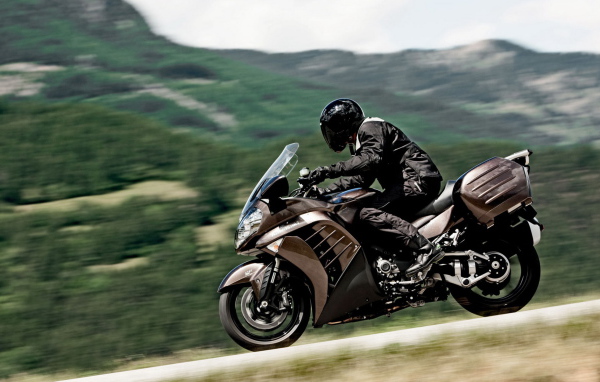 Кавасаки 1400 GTR по дороге