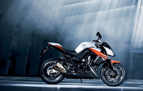 Кавасаки Z1000 в ангаре