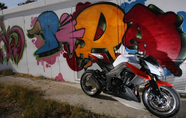 Кавасаки Z 1000 возле стены
