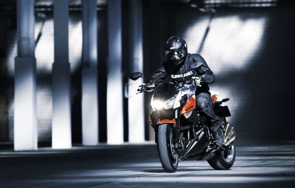 Кавасаки Z 1000 на полном ходу в здании