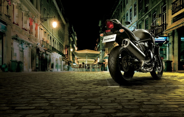 Сузуки GSF 125 Бандит на ночной улице города