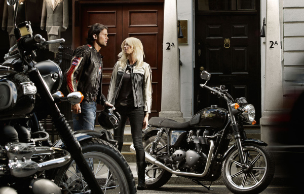 Триумф Бонневелли около двери