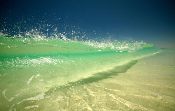 Волны Карибского моря