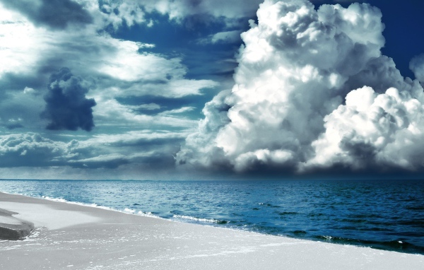 Белый песок, море, пасмурное небо