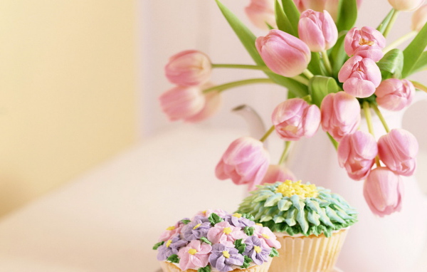 Тюльпаны и пирожные