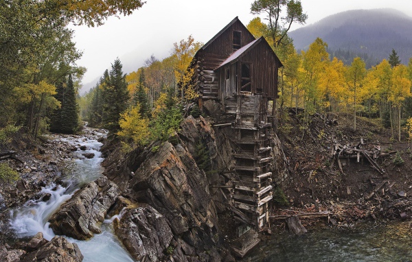Домик на берегу лесной реки